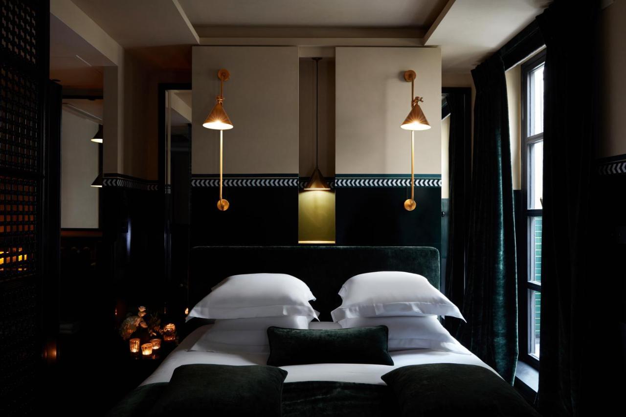 Monsieur George Hotel & Spa - Champs-Elysees باريس المظهر الخارجي الصورة The bedroom of the suite