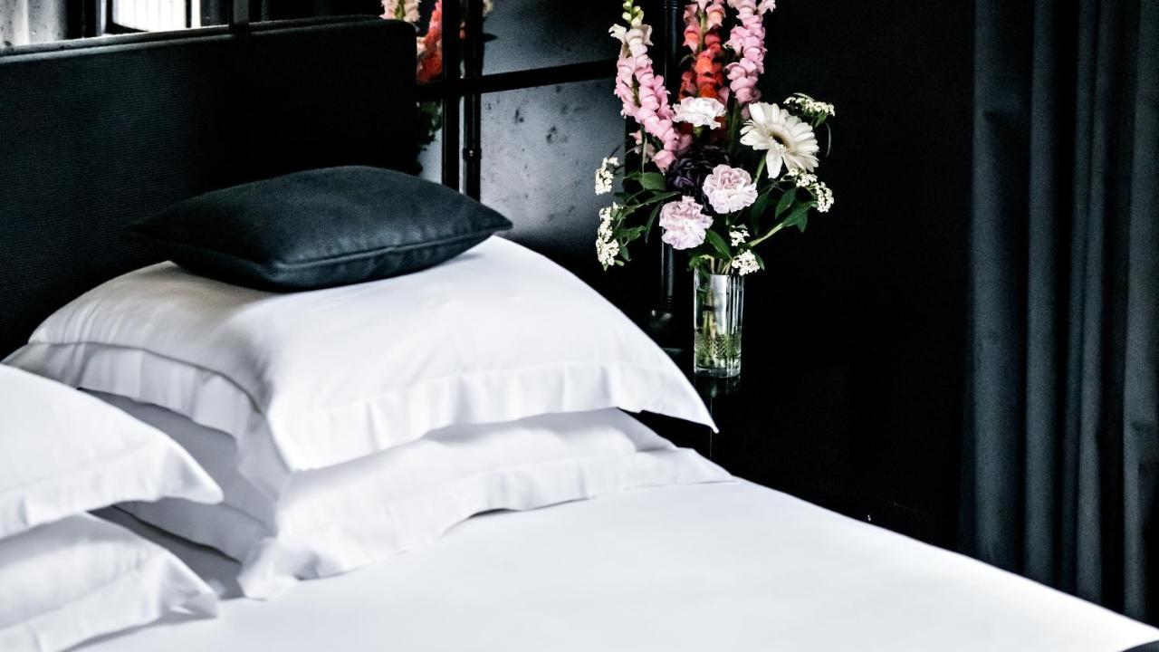 Monsieur George Hotel & Spa - Champs-Elysees باريس المظهر الخارجي الصورة A bed with white sheets