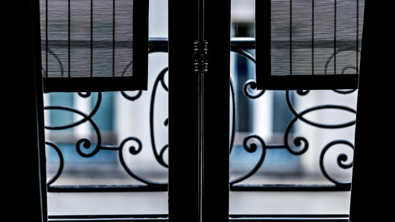 Monsieur George Hotel & Spa - Champs-Elysees باريس المظهر الخارجي الصورة Detail of the gate