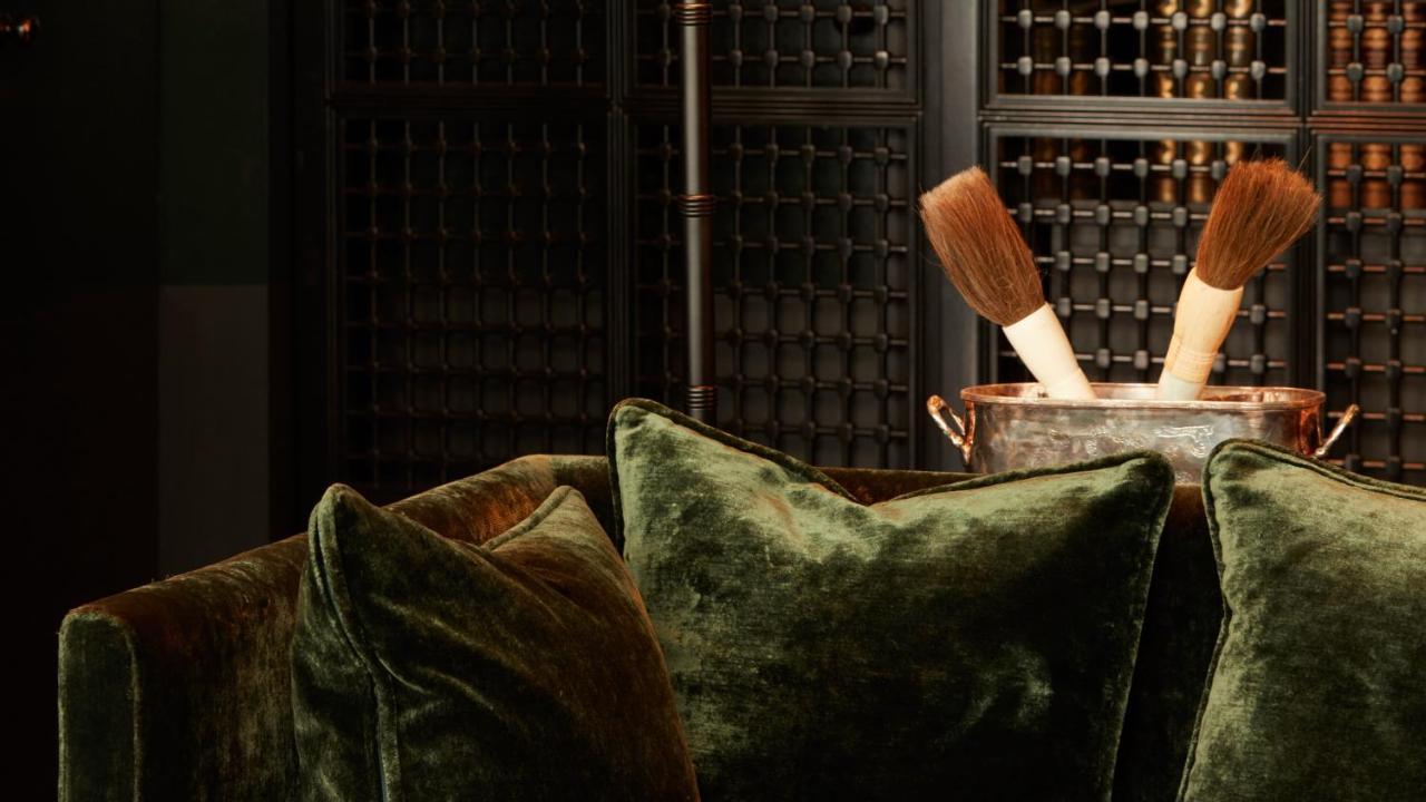 Monsieur George Hotel & Spa - Champs-Elysees باريس المظهر الخارجي الصورة A wine cellar
