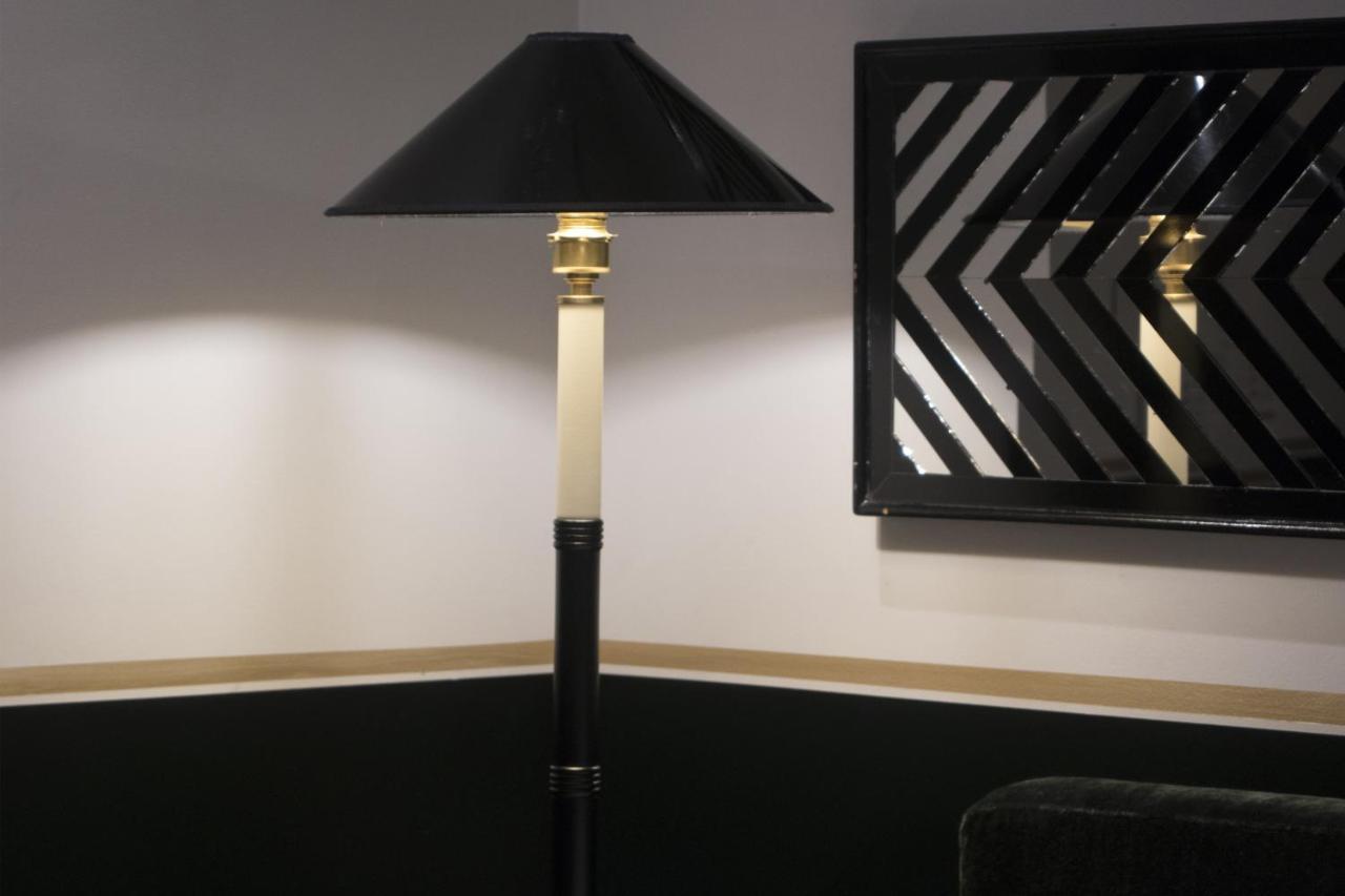Monsieur George Hotel & Spa - Champs-Elysees باريس المظهر الخارجي الصورة Floor lamp