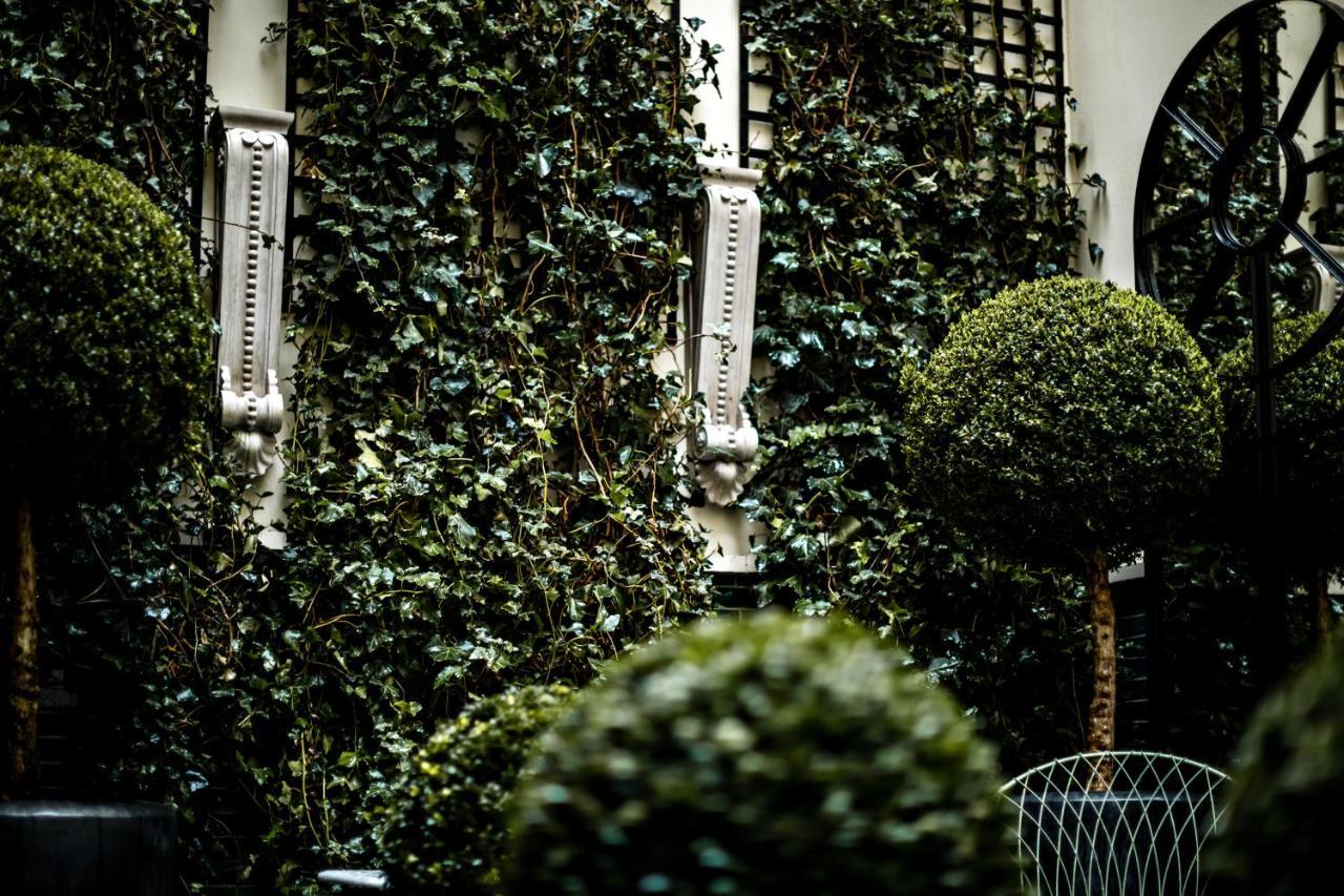 Monsieur George Hotel & Spa - Champs-Elysees باريس المظهر الخارجي الصورة The courtyard of the hotel
