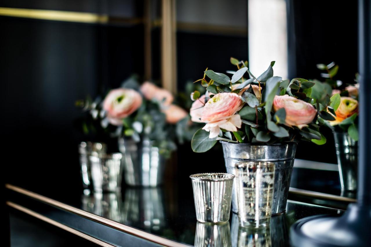 Monsieur George Hotel & Spa - Champs-Elysees باريس المظهر الخارجي الصورة Flowers at the 2018 Nobel Prize press conference